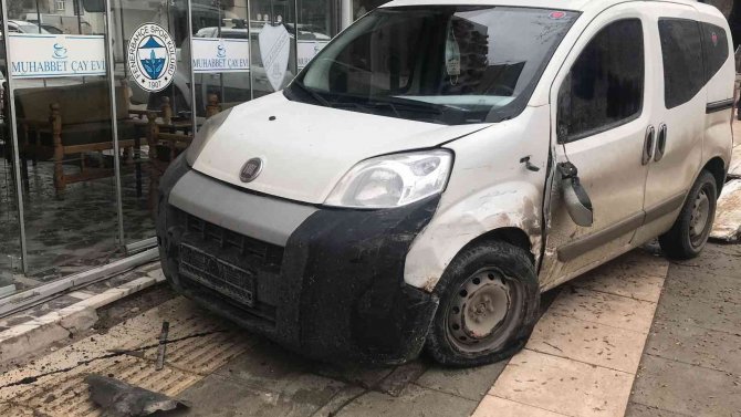 Çarpışan Araçlardan Biri İş Yerine Girdi, O Anlar Kameralara Yansıdı