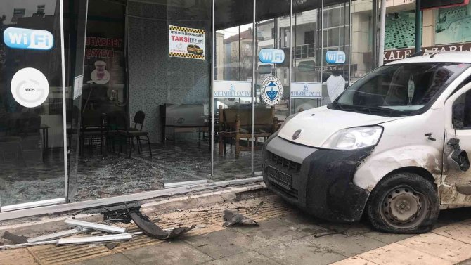 Çarpışan Araçlardan Biri İş Yerine Girdi, O Anlar Kameralara Yansıdı