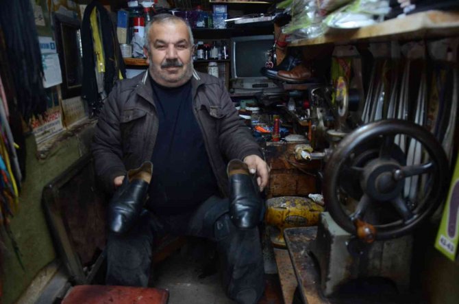 Hiç Giyemediği Ayakkabıları, Başkaları İçin Tamir Ediyor