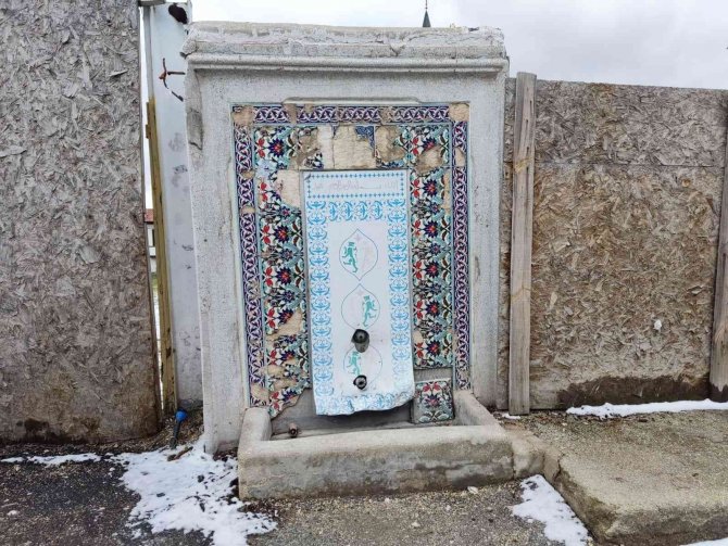 Tarihi Bölgedeki Çeşmeler Bakımsızlıklarıyla Öne Çıkıyor