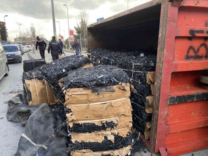 Eyüpsultan’da Geri Dönüşüm Kamyonu Aşırı Yükten Dolayı Devrildi