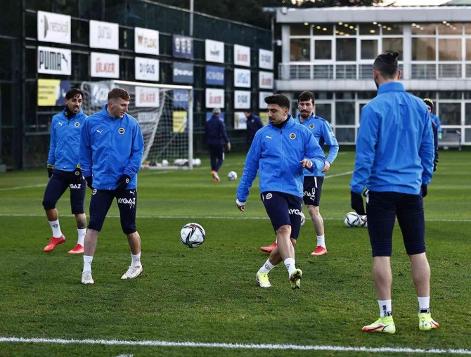 Fenerbahçe, Başakşehir Maçı İçin Kampa Girdi