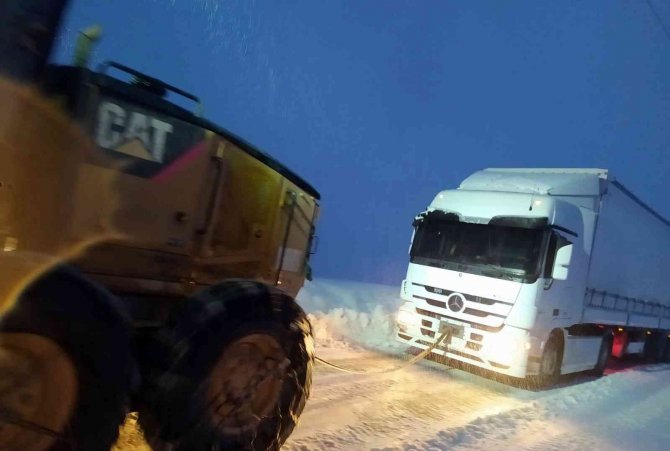 Tipi Ve Karda Mahsur Kalan Tır Kurtarıldı