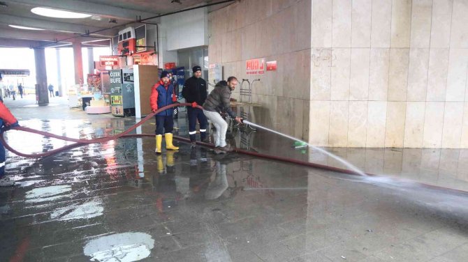 Düzce Belediyesi Terminalde Temizlik Yaptı