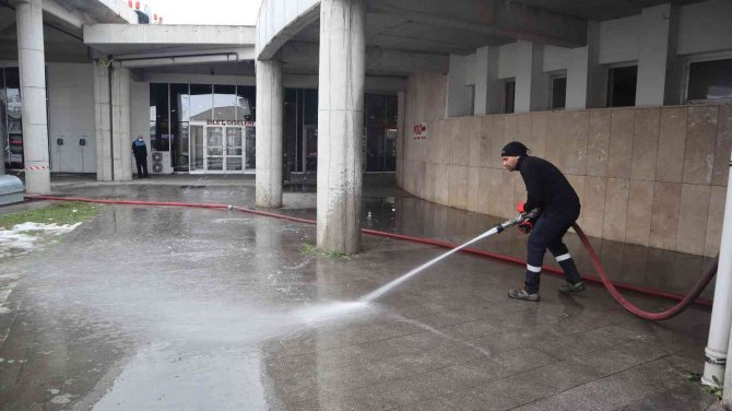 Düzce Belediyesi Terminalde Temizlik Yaptı