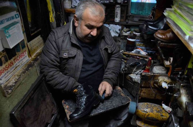 Hiç Giyemediği Ayakkabıları, Başkaları İçin Tamir Ediyor