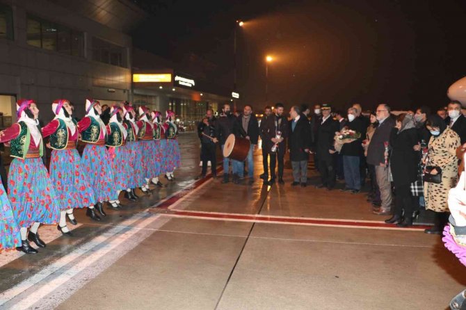 Tahran’dan Uçakla Gelen İlk Turist Kafilesi Van’da Davul Zurna İle Karşılandı