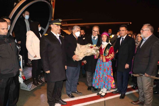 Tahran’dan Uçakla Gelen İlk Turist Kafilesi Van’da Davul Zurna İle Karşılandı