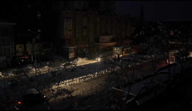 Isparta’da Yoğun Kar Sebebiyle Elektrik Telleri Koptu