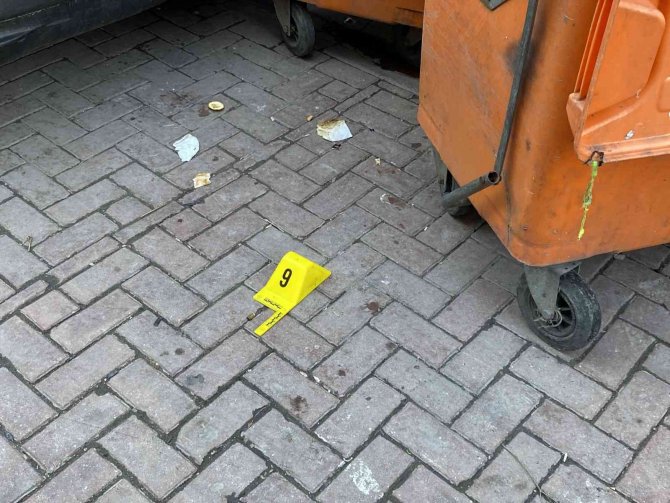 Zeytinburnu’nda Sokak Ortasında Silahlı Saldırı Kamerada