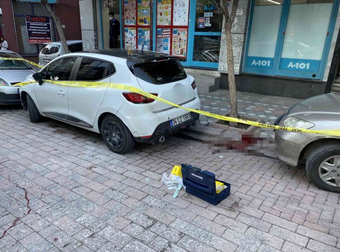 Zeytinburnu’nda Sokak Ortasında Silahlı Saldırı Kamerada