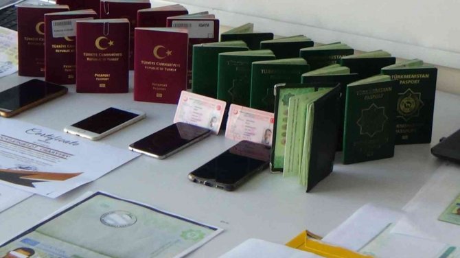 İ̇stanbul’da Terör Örgütü Üyelerine Sahte Pasaport Temin Eden 3 Kişi Yakalandı