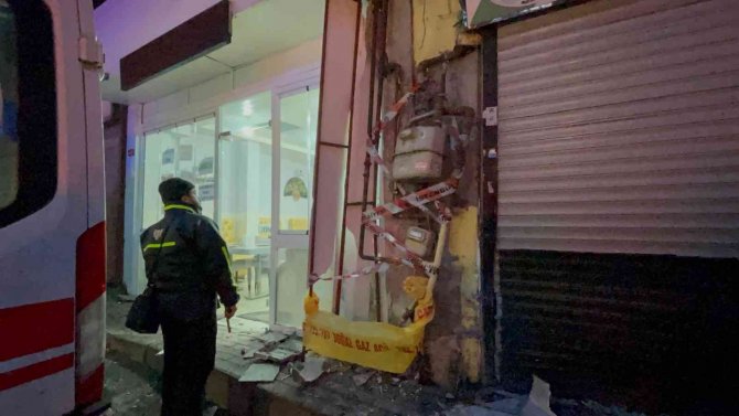 Kağıthane’de Alkollü Sürücü, Doğalgaz Kutusuna Çarptı: Kaza Anı Kamerada