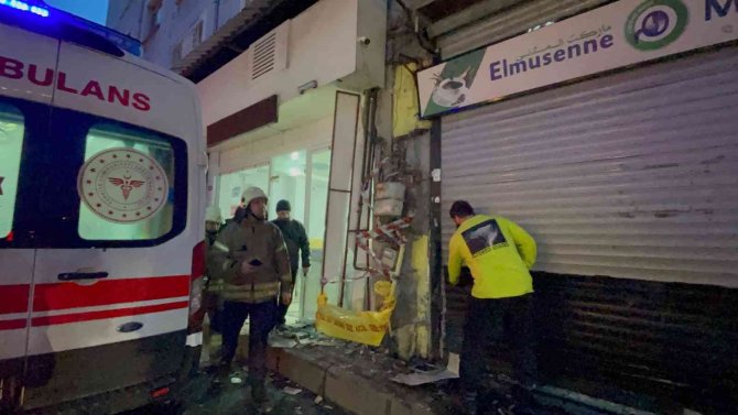 Kağıthane’de Alkollü Sürücü, Doğalgaz Kutusuna Çarptı: Kaza Anı Kamerada