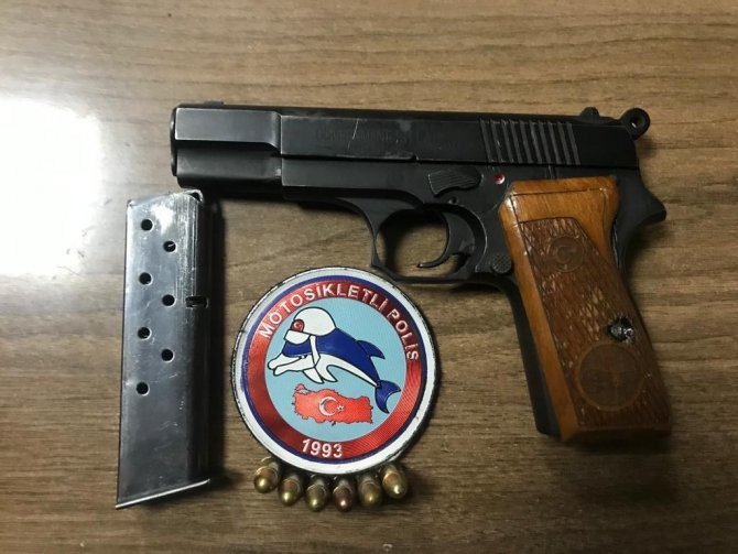 İ̇stanbul’da Otomobilin Vitesinden Ve Torpido Konsolundan Tabanca Çıktı