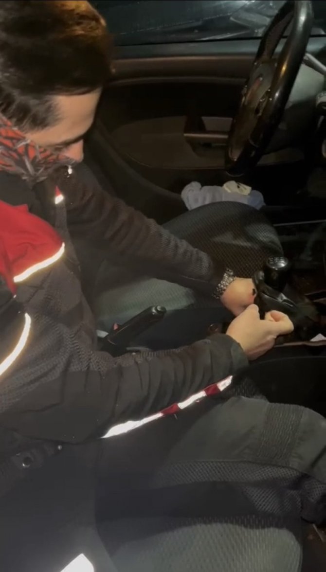 İ̇stanbul’da Otomobilin Vitesinden Ve Torpido Konsolundan Tabanca Çıktı