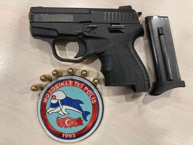 İ̇stanbul’da Otomobilin Vitesinden Ve Torpido Konsolundan Tabanca Çıktı