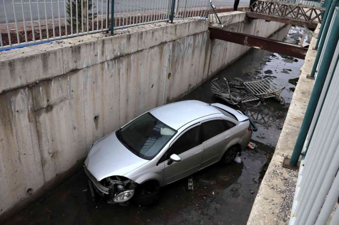 Kanala Uçtukları Otomobili Bırakıp Kaçtılar