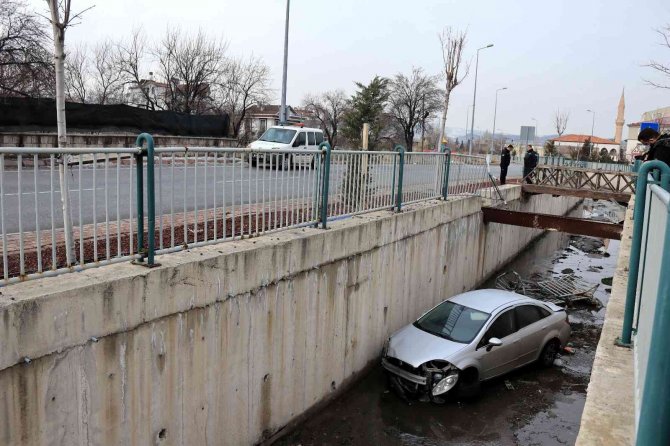 Kanala Uçtukları Otomobili Bırakıp Kaçtılar