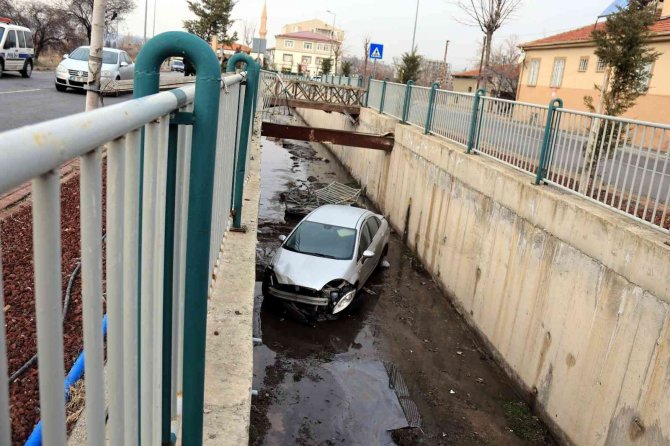 Kanala Uçtukları Otomobili Bırakıp Kaçtılar