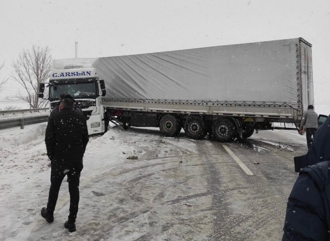 Kontrolden Çıkan Tır Kar Birikintisine Saplandı