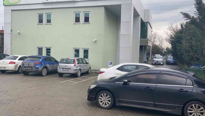 Eşini Silah Zoruyla Kaçırdı, Araçta Darp Etti
