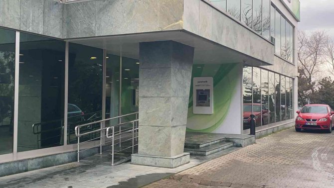Eşini Silah Zoruyla Kaçırdı, Araçta Darp Etti