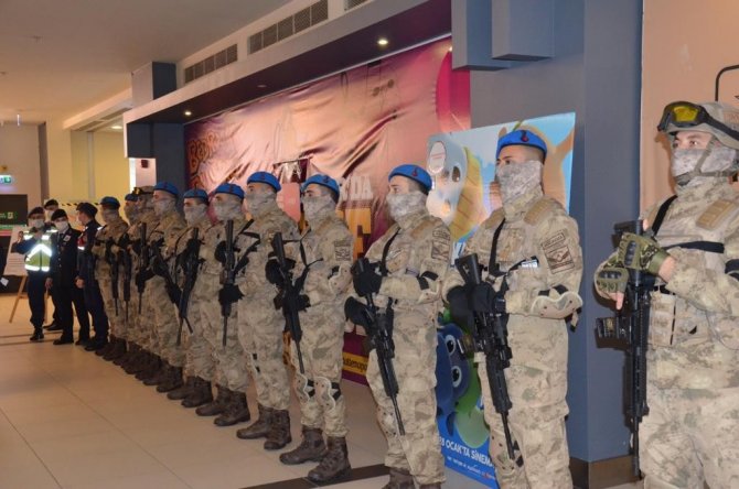 Komandolar, Maçka Şehidi Eren Bülbül’ü Anlatan Film İçin Sinema Salonu Önünde Bekledi