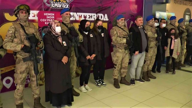 Komandolar, Maçka Şehidi Eren Bülbül’ü Anlatan Film İçin Sinema Salonu Önünde Bekledi