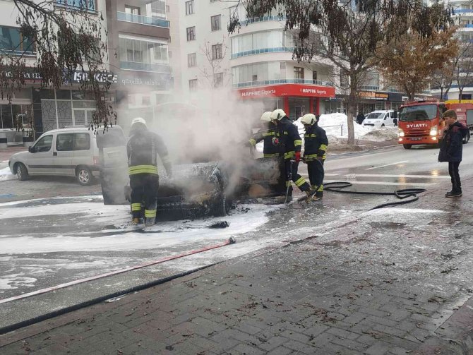 Boşanma Aşamasındaki Genç Sinirlenip Yol Ortasında Aracını Yaktı