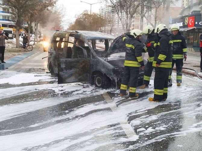 Boşanma Aşamasındaki Genç Sinirlenip Yol Ortasında Aracını Yaktı