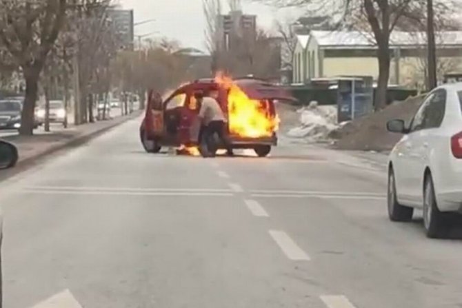 Boşanma Aşamasındaki Genç Sinirlenip Yol Ortasında Aracını Yaktı