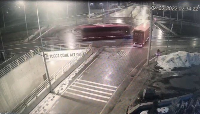 Otobüs İle Kamyonun Çarpışması Kamerada: 11 Yaralı