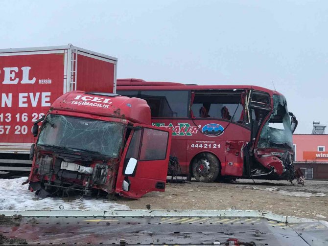 Otobüs İle Kamyonun Çarpışması Kamerada: 11 Yaralı