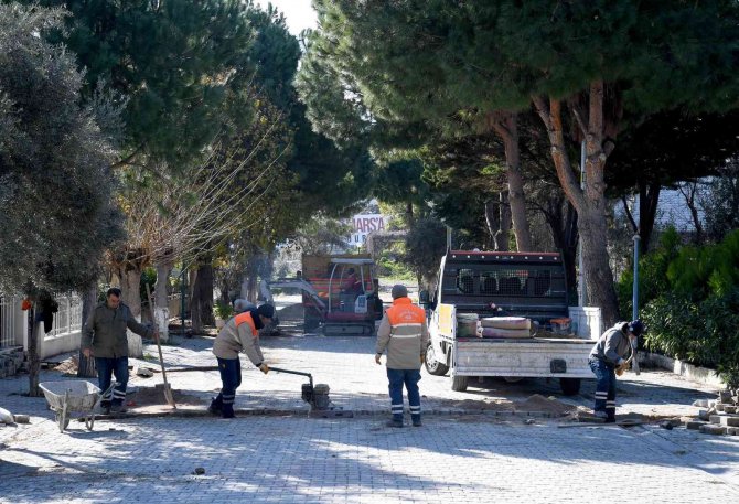 Kuşadası’nda Yol Çalışmaları Devam Ediliyor