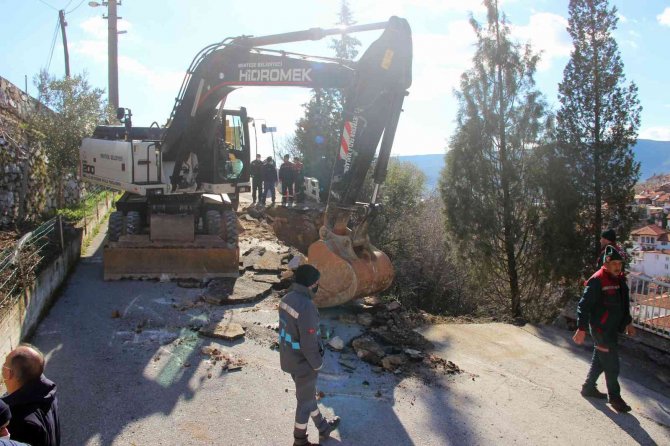 Yağışlar Sonrası Mahalle Yolun Bir Bölümü Çöktü