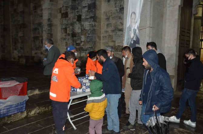 Mersin’de 20 Bin Kandil Simidi Dağıtıldı