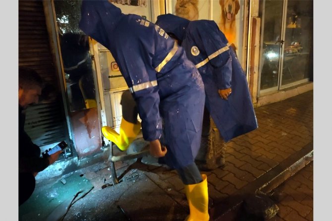 Akdeniz Belediyesi, Yağmurdan Etkilenen Ailelerin Yardımına Koştu