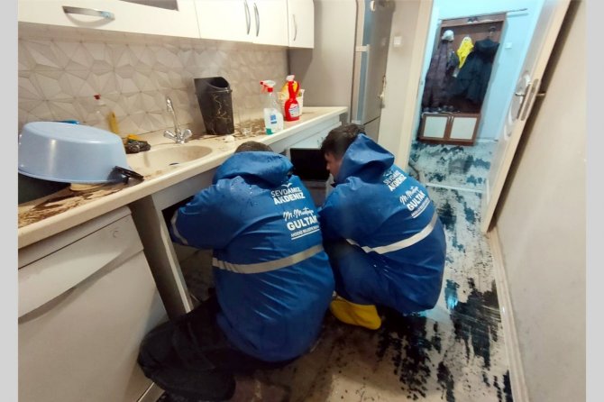 Akdeniz Belediyesi, Yağmurdan Etkilenen Ailelerin Yardımına Koştu