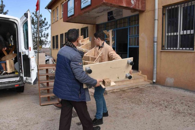 Öğrenciler Atık Malzemelerden Köy Okullarına Kütüphane Kuruyor
