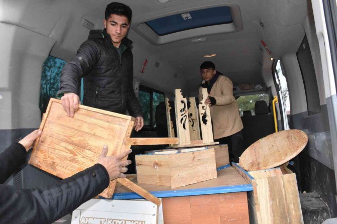 Öğrenciler Atık Malzemelerden Köy Okullarına Kütüphane Kuruyor