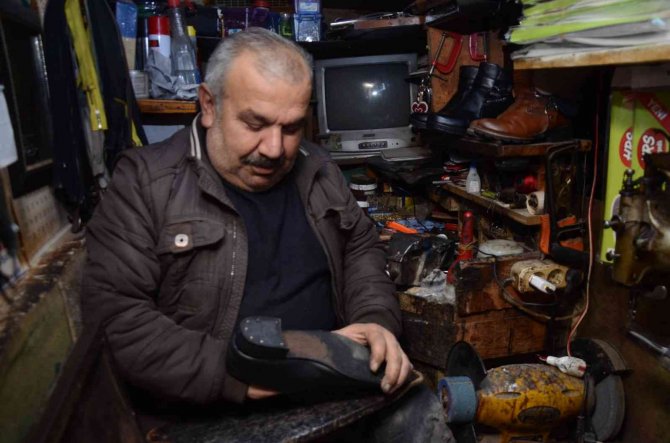 Hiç Giyemediği Ayakkabıları, Başkaları İçin Tamir Ediyor