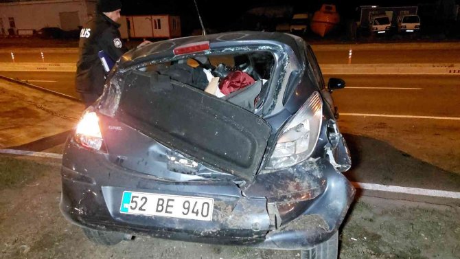 Samsun’da Ağaca Çarpan Otomobilin Sürücüsü Yaralandı