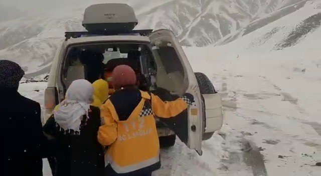 Ekipler Karda Mahsur Kalan Hasta Kadın Ve 4 Araç İçin Seferber Oldu