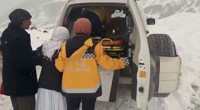 Ekipler Karda Mahsur Kalan Hasta Kadın Ve 4 Araç İçin Seferber Oldu