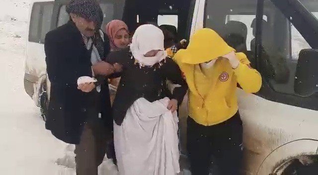Ekipler Karda Mahsur Kalan Hasta Kadın Ve 4 Araç İçin Seferber Oldu