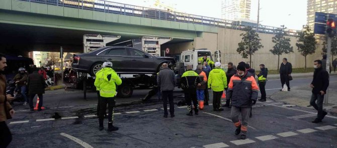 Şişli’de Otomobille Çarpışan Minibüs Devrildi, 2 Yolcu Hafif Yaralandı