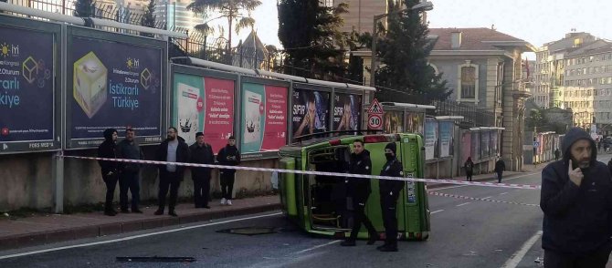 Şişli’de Otomobille Çarpışan Minibüs Devrildi, 2 Yolcu Hafif Yaralandı