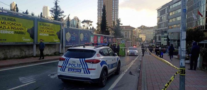 Şişli’de Otomobille Çarpışan Minibüs Devrildi, 2 Yolcu Hafif Yaralandı