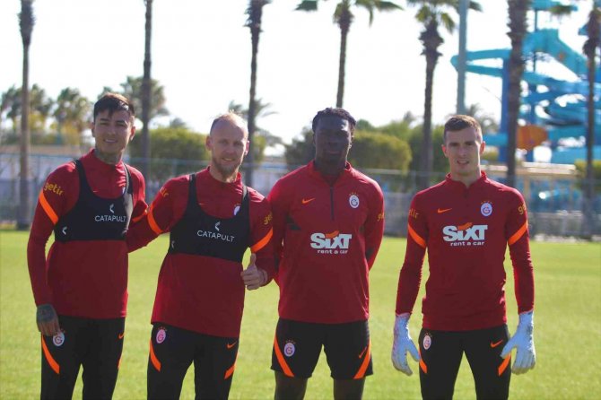 Galatasaray’da Yeni Transferler Gomis, Pulgar Ve Semih Sahaya Çıktı